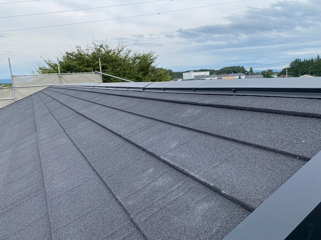 スレート屋根から横暖ルーフを使った屋根カバー工事を行いました！川口市屋根カバー工事　横暖ルーフαｓ　ニチハ　センタールーフ　スレートボロボロ　ガルバリウム鋼板　